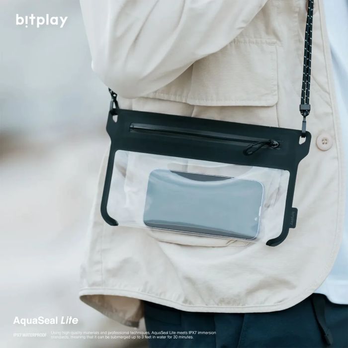 Shop and buy Bitplay AquaSeal Lite V2 IPX7 Universal Waterproof Phone Pouch/Dry Bag Adjustable Strap Submerged| Casefactorie® online with great deals and sales prices with fast and safe shipping. Casefactorie is the largest Singapore official authorised retailer for the largest collection of mobile premium accessories.