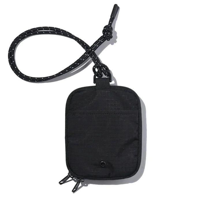 Shop and buy Bitplay CORDURA Fabric Essential Pouch V2 with Lanyard light, durable, and water-repellent| Casefactorie® online with great deals and sales prices with fast and safe shipping. Casefactorie is the largest Singapore official authorised retailer for the largest collection of mobile premium accessories.