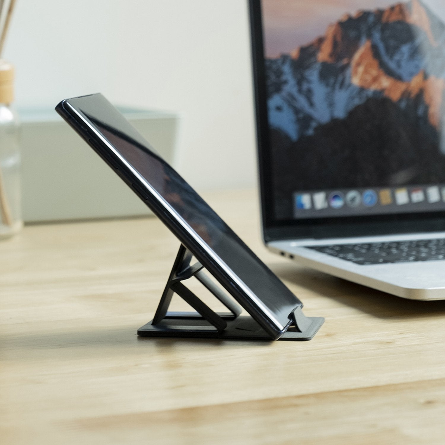 Shop and buy Ergomi Tarzan Protable Phone Stand Ultra-Slim Ergonomic Design Stable as Rock Broad Compatibility| Casefactorie® online with great deals and sales prices with fast and safe shipping. Casefactorie is the largest Singapore official authorised retailer for the largest collection of mobile premium accessories.